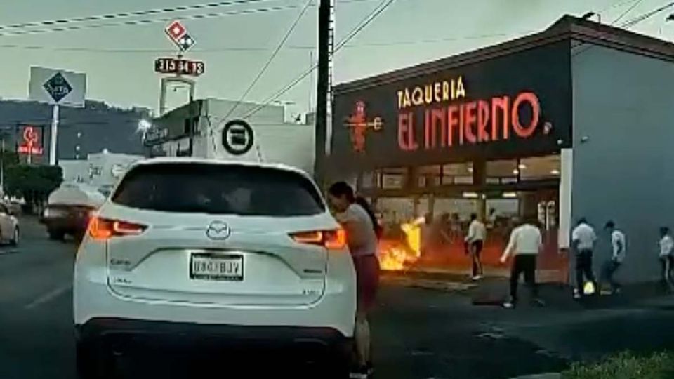 Malabarista pelea con mariachis afuera de taquería