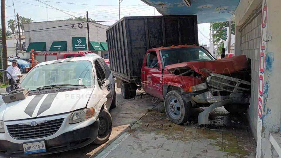 El brutal choque casi acaba con la vida de la conductora, quien recibió todo el impacto del camión de carga, mismo que dañó la fachada de una imprenta