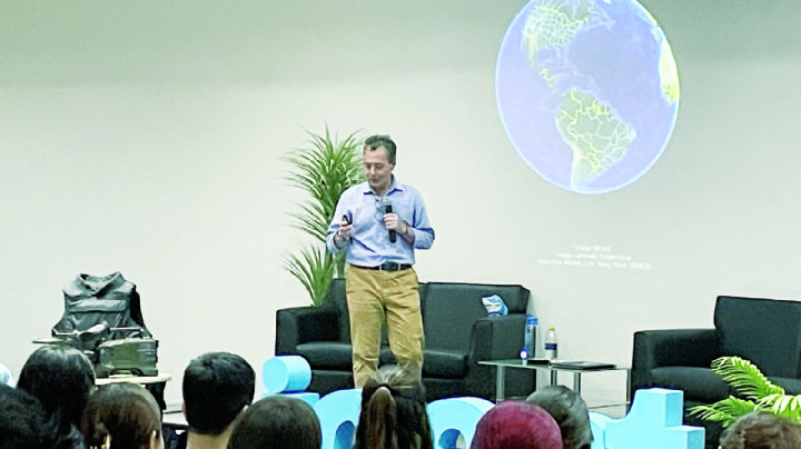 Alberto Peláez dicta magna charla en el ICEST; comparte sus vivencias como corresponsal de guerra