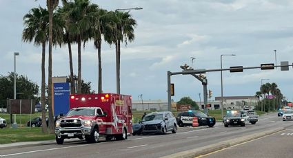 Cierran Bulevar Bob Bullock por accidente vial; camioneta quedó atravesada en la vía