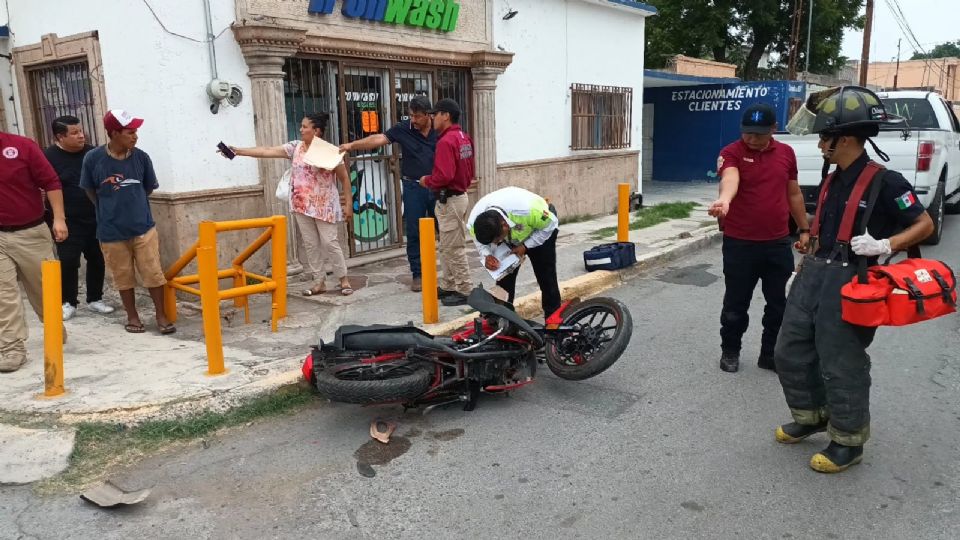 Motociclista choca contra camioneta y queda lesionado