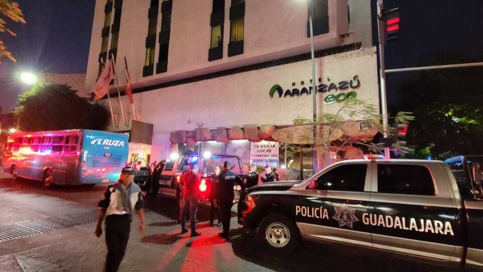 Los chicos y sus entrenadores se precipitaron desde el quinto piso hasta el fondo, poniendo en riesgo su vida por el percance