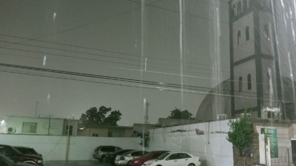 Anoche una fuerte lluvia ayudó a mitigar el calor en Nuevo Laredo