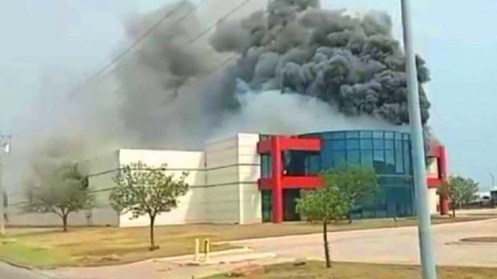 Caos y largas filas por incendio que consumió bodega en la milla 12 de Laredo