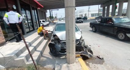 Destroza jovencito el auto de la familia al estrellarse contra poste en Nuevo Laredo