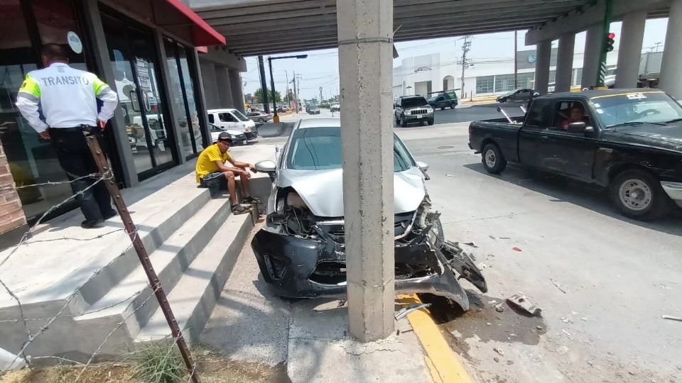 El encontronazo dejó severos daños materiales en el auto