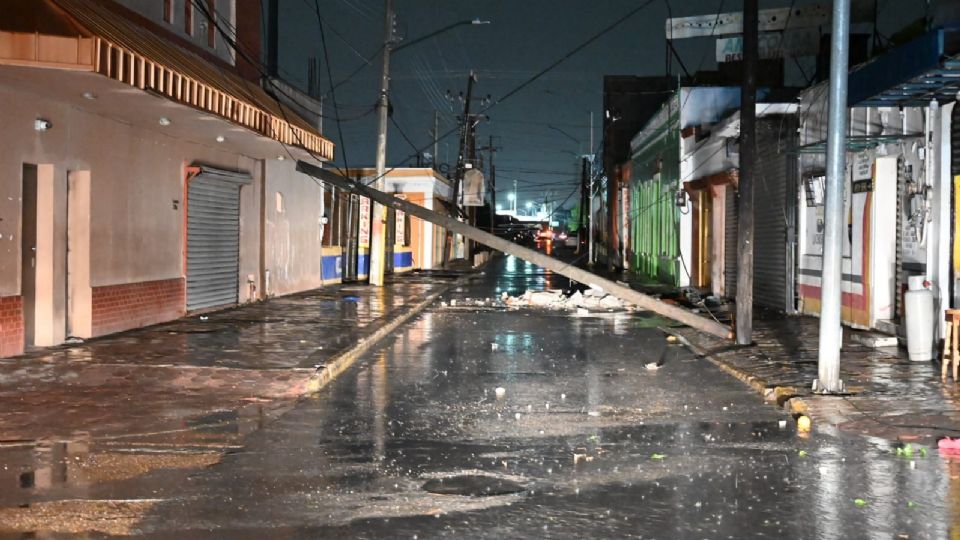 Los postes quedaron tirados en medio de las calles de NLD.