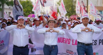 Visita Carmen Lilia Canturosas a vecinos de la colonia Américo Villarreal