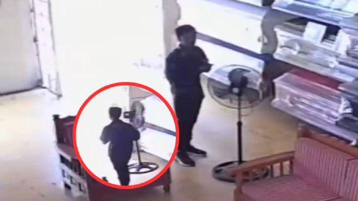 ¿No aguantaba el calor?, veracruzano roba ventilador de una funeraria | VIDEO