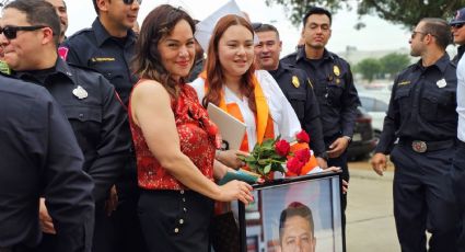 Hija de héroe de Laredo se gradúa y es sorprendida con flores por Departamento de Bomberos de Laredo