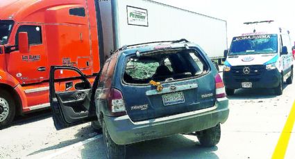 Le explota una llanta y choca contra tráiler en autopista a Nuevo Laredo; sufrió lesiones