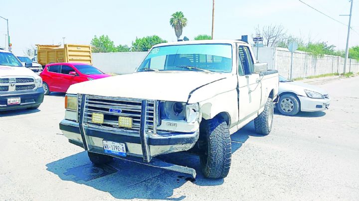 Vieja camioneta Ford destroza carro en la Pancho Villa; le invadieron el carril