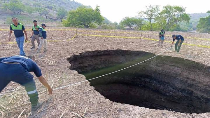 Aparece megasocavón en Guerrero; tiene más de 10 metros de profundidad