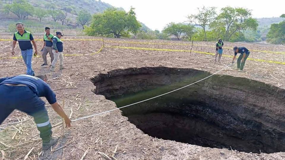 El gigantesco agujero recuerda a lo ocurrido en Puebla, donde también apareció un socavón de varios metros de profundidad