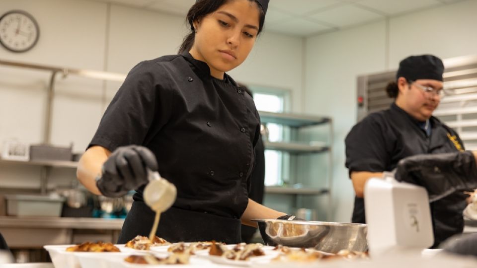El programa es dirigido por dos consumados chefs y maestros de artes culinarias.