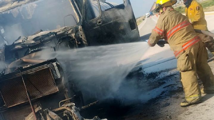 Trailero se salva de morir calcinado en la autopista a Nuevo Laredo