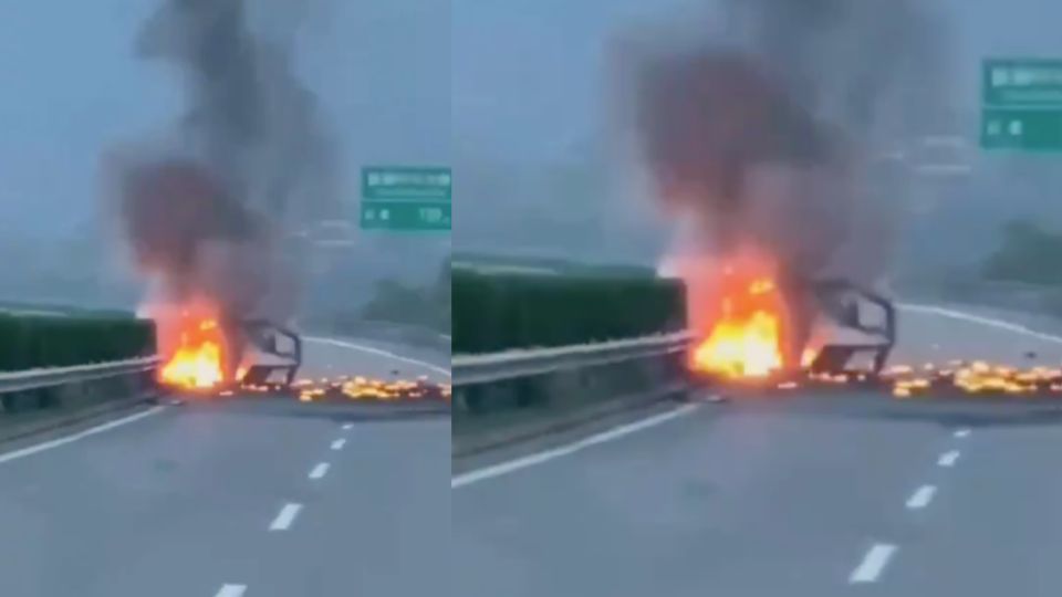 El auto chocó y se incendió en la carretera