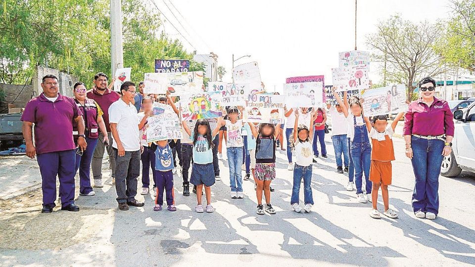 Los menores, acompañados por sus padres y docentes, recorrieron las calles de la colonia Francisco Villa.