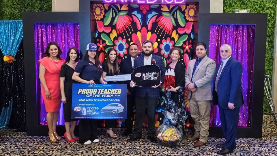 Premian a maestros por su dedicación en Laredo; les regalan auto nuevo