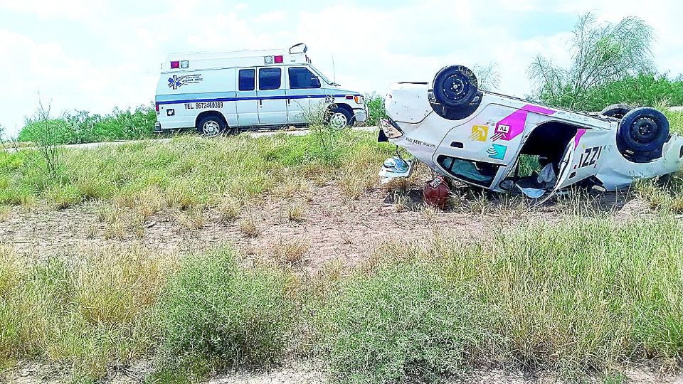 Empleado de IZZI se salva de morir tras volcar su vehículo y quedar destrozado en la Mex 2