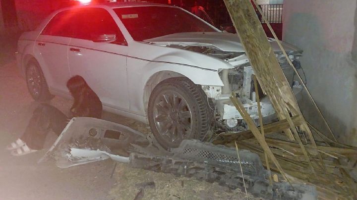 Nuevo Laredo: jovencita en estado de ebriedad destroza su coche impactándolo contra poste