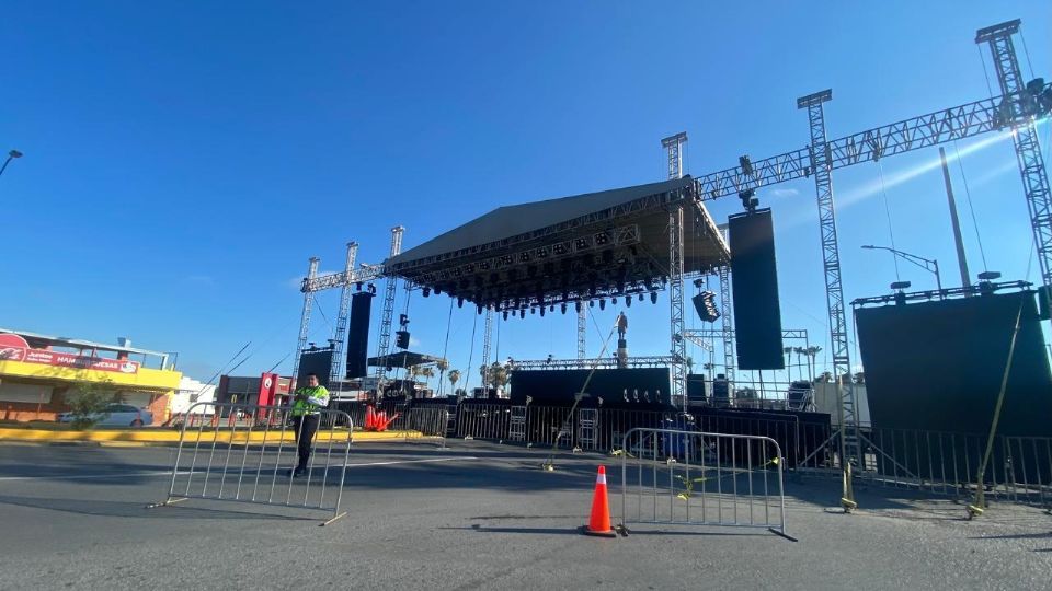 El escenario para los festejos ya se encuentra instalado en la rotonda del monumento a Benito Juárez.