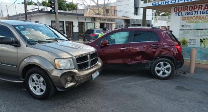 Motociclista se salva de una desgracia; es impactado por camioneta