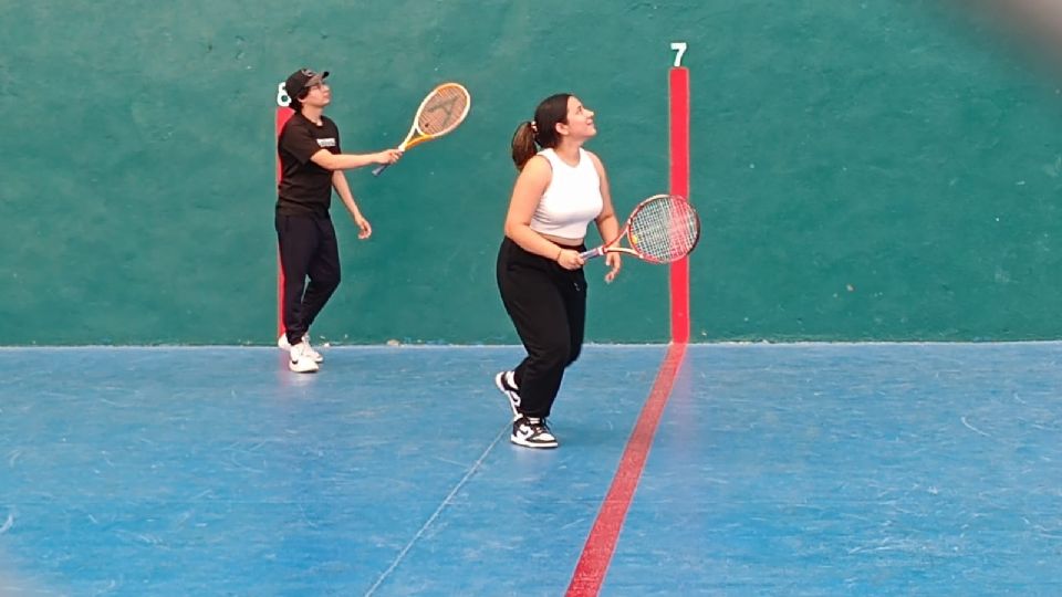 Denisse Castro tomó parte en el Open House del Día del Padre; André (izq.) le pega a la pelota.