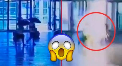 MOMENTO EXACTO en que rayo cae sobre peatones en plena tormenta eléctrica | VIDEO