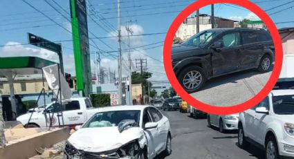 Conductores provocan aparatoso accidente en la colonia Guerrero; ambos alegaron tener luz verde