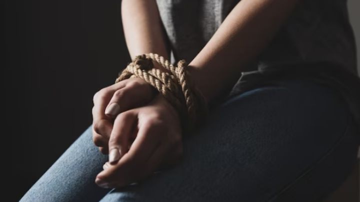 Rescatan a menor de 11 años víctima de maltrato infantil; la amarraban a una silla más de 10 horas