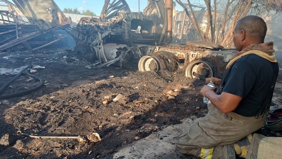 Voraz incendio en los patios de la Aduana