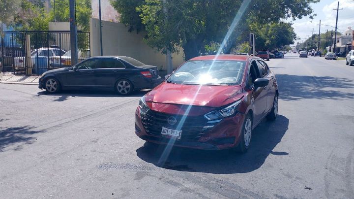 Abuelito en su Mercedes-Benz choca en la colonia Infonavit de Nuevo Laredo