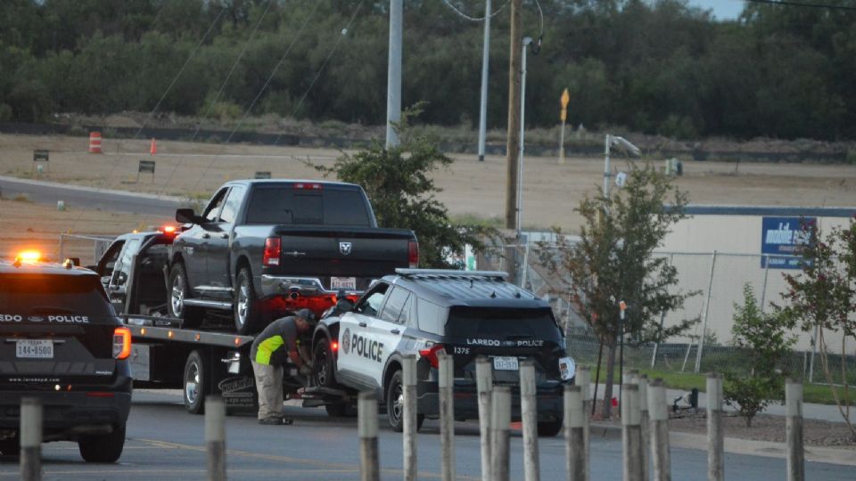 Arrestan a borracho que estrelló su camioneta con patrulla en Laredo