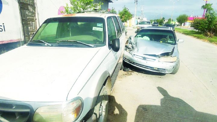 Por picudo y acelerado conductor destroza su vehículo en Palmares; huye del lugar