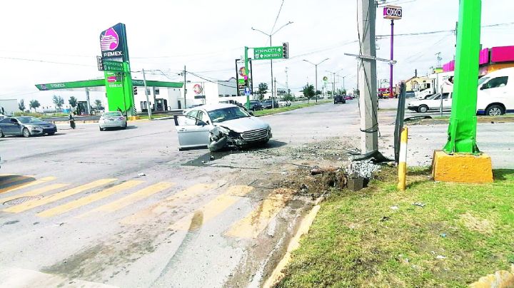Mujer estrella su carro con camellón y poste de luz en Nuevo Laredo; se da a la fuga