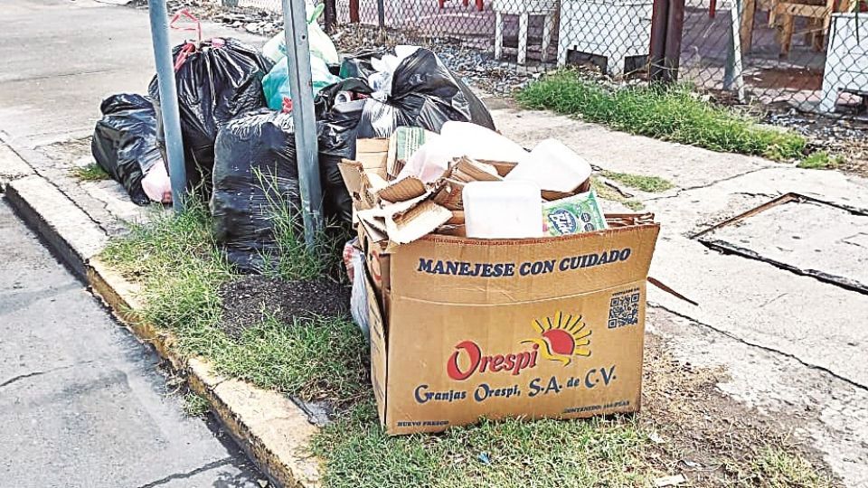En un recorrido por algunas calles de Nuevo Laredo, se observa acumulación de desechos.