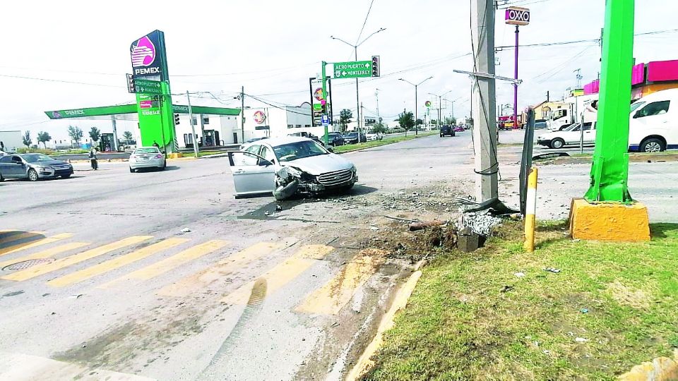 Mujer estrella su carro con camellón y poste de luz en Nuevo Laredo; se da a la fuga