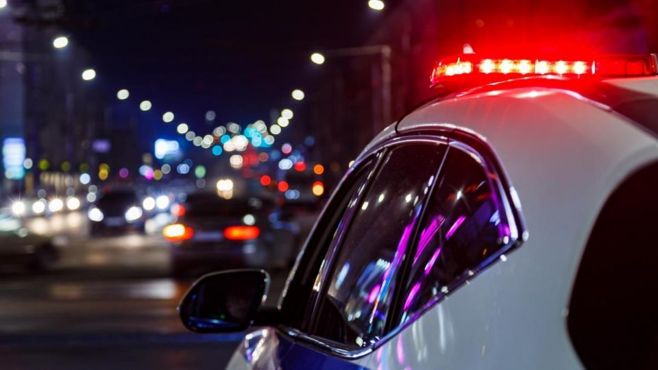 La policía le persiguió cuando huía del antro en su Ford Mustang año 2024, color gris.