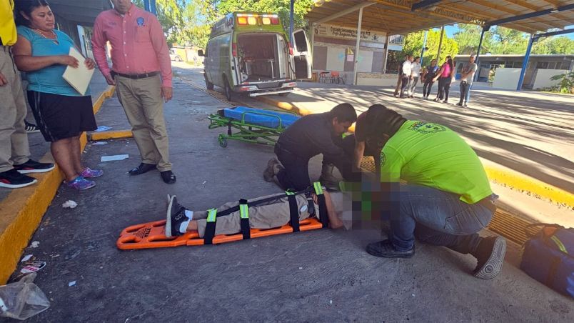 Ele studiante fue atendido por los paramédicos.