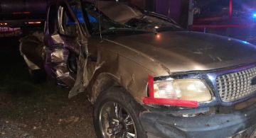 Quería ganarle el paso a tren y camioneta sufre choque en Laredo; conductor se salvó de milagro
