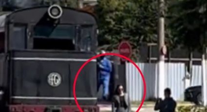 Maquinista de tren evita tragedia y patea a mujer tomándose una selfie | VIDEO