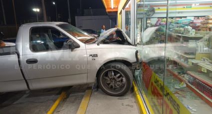 ¡Le pisó al acelerador! Persona con discapacidad estrella camioneta contra farmacia en Nuevo Laredo