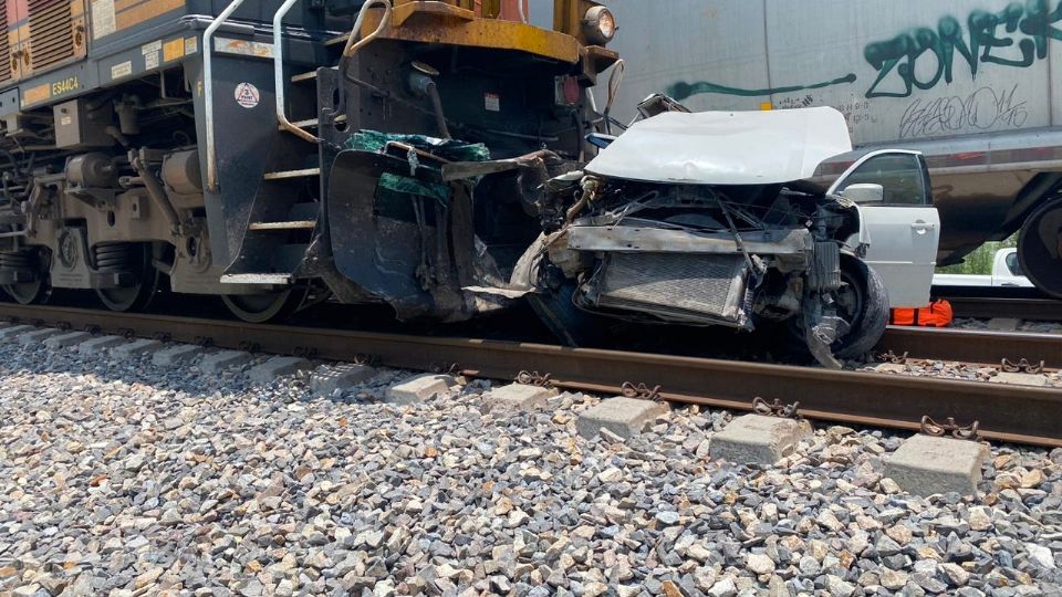 El vehículo blanco quedó destrozado