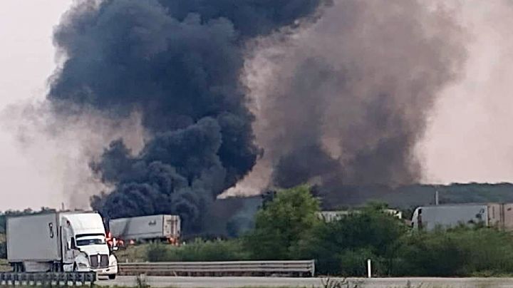 Carretera Laredo-Monterrey: tráiler explota en llamas al chocar, en el Km 182 | VIDEO