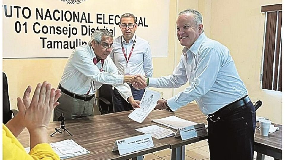 Carlos Canturosas recibió su constancia como diputado federal de Nuevo Laredo.