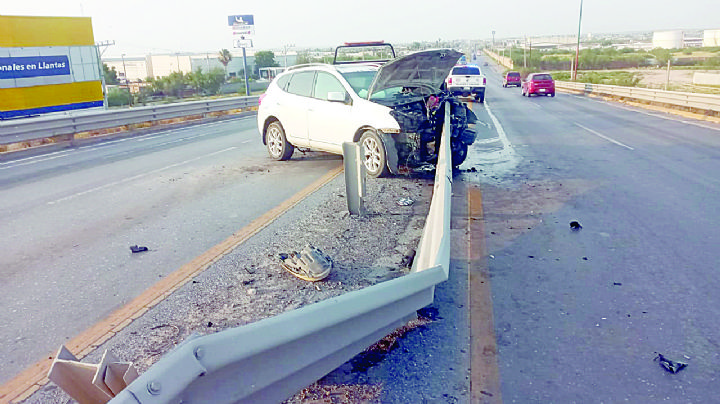 Impacta barandal y abandona camioneta en la Carretera Aeropuerto