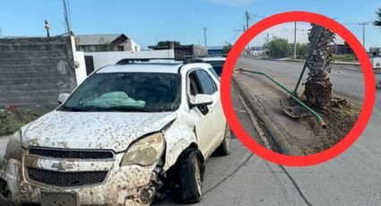 Conductor tumba poste de alumbrado público, destroza su camioneta y la abandona en Nuevo Laredo