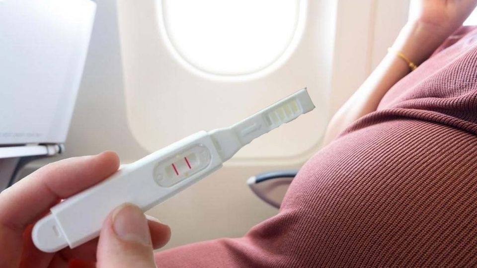 ¿Hasta que semana de embarazo una mujer puede viajar en avión?