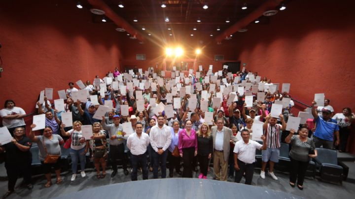 Autoridades entregan escrituras de vivienda a familias neolaredenses